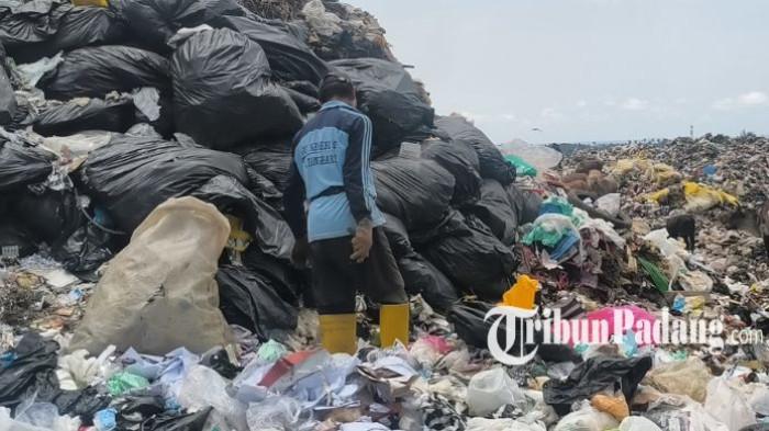 SAMPAH DARI BUKITTINGGI - Tumpukan sampah di Tempat Pemrosesan Akhir (TPA) Air Dingin, Kelurahan Balai Gadang, Kecamatan Koto Tangah, Kota Padang beberapa waktu lalu  Kepala DLH Bukittinggi, Aldiasnur sebut izin melintas untuk kendaraan roda enam dan tingkatannya dicabut di Lembah Anai, sampah menumpuk hingga 300 ton di Bukittinggi.