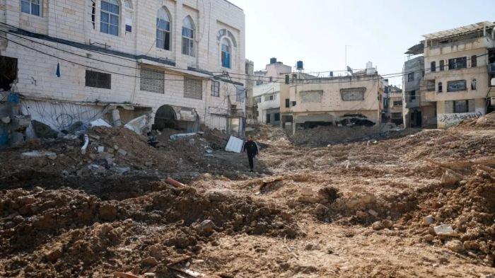 JALANAN HANCUR - Tangkap layar Khaberni, Selasa (4/3/2025) yang menunjukkan jalan utama di sebuah kamp pengungsi Palestina di Kota Tulkarm, Tepi Barat, hancur oleh agresi militer Israel (IDF). Israel melanjutkan operasi militer bertajuk 'Tembok Besi' dan memperluas agresinya ke sejumlah wilayah baru di Tepi Barat.