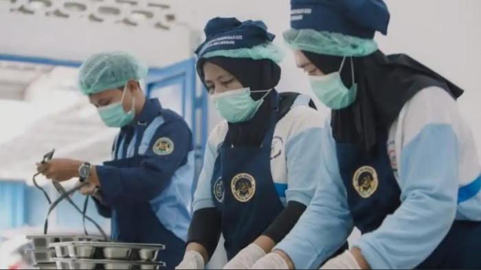 Sejumlah Pekerja SPPG di dapur MBG