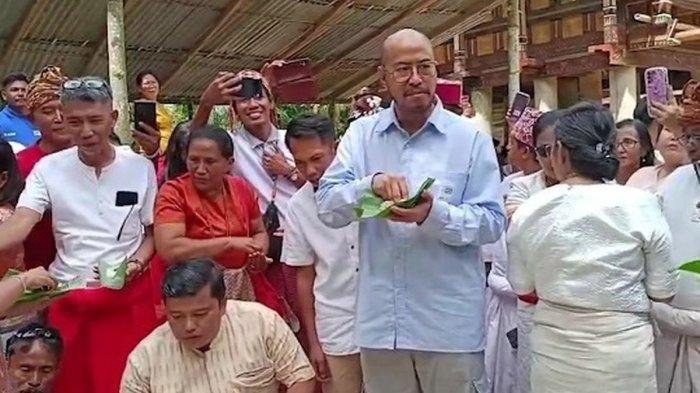 SIDANG ADAT TORAJA - Komika Pandji Pragiwaksono menghadiri sidang peradilan adat di Tongkonan Layuk Kaero, Kabupaten Tana Toraja, Sulawesi Selatan, Selasa (10/2/2026) siang. Kehadiran Pandji bertujuan untuk menyampaikan permohonan maaf secara langsung kepada perwakilan masyarakat adat Toraja atas materi stand-up comedy lamanya yang sempat viral dan memicu polemik pada 2025.(MUH. AMRAN AMIR)