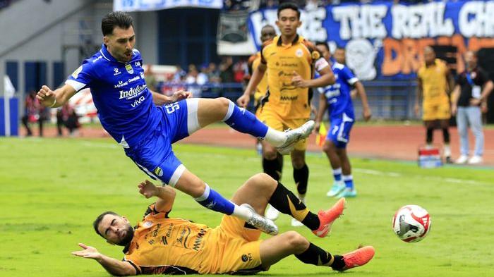 DILANGGAR - Bek Persib Bandung, Frans Putros, dilanggar bek Persija Jakarta, Jordi Amat, pada laga pekan ke-17 Super League di Stadion GBLA, Kota Bandung, Minggu (11/1/2026) sore. Persib menang 1-0 berkat gol Beckham Putra Nugraha.