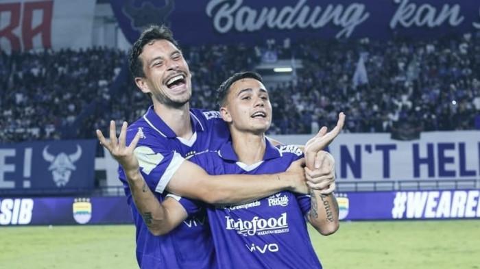 Thom Haye merangkul Eliano Reijnders dalam laga Persib Bandung Vs PSM Makassar di Stadion GBLA, 27 Desember 2025. (instagram @eliano.r)