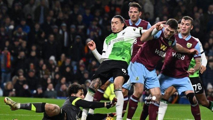 BURNLEY MENANG TIPIS - Striker Liverpool, Darwin Nunez (tengah) berupaya mencetak gol selama pertandingan Liga Inggris melawan Burnley di Turf Moor pada bulan 26 Desember 2023.
