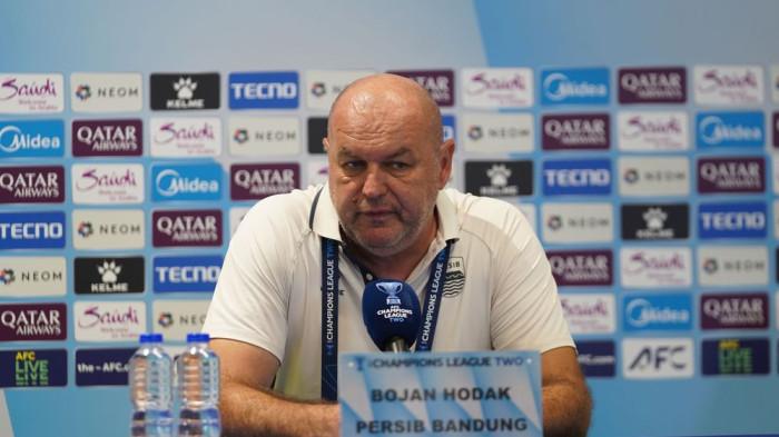 KONFERENSI PERS - Pelatih Persib Bandung Bojan Hodak dalam sesi konferensi pers menjelang laga melawan Lion City Sailors di Singapura, Selasa (25/11/2025).