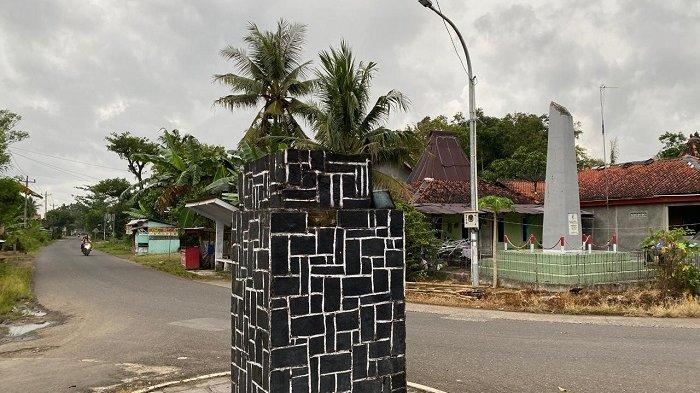 HITAM BERGARIS: Tugu yang sangat sederhana, pendek, dan berwarna hitam bergaris putih dibangun tahun 1959 di pertigaan jalan Sidobunder tepat di depan Kantor Desa Sidobunder, sebagai monumen peringatan dan penghormatan untuk para pahlawan Tentara Pelajar