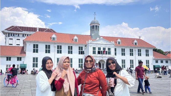 LIBURAN DI KOTA TUA:  Rombongan ibu-ibu menghabiskan waktu libur lebaran di Kota Tua, Jakarta Barat, Minggu (6/4/2025). Kota Tua dipilih karena murah dan mudah diakses.