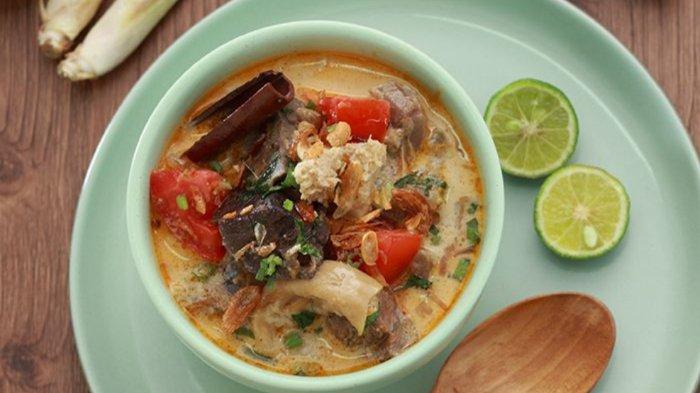 Ilustrasi soto Betawi enak di Jakarta Pusat untuk sarapan yang mengenyangkan.