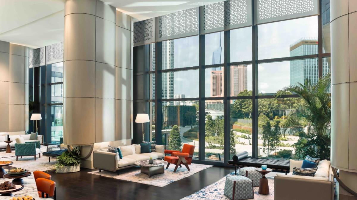 Dari rooftop bar bertema rempah hingga kamar berpemandangan Merdeka 118, Kimpton Naluria Kuala Lumpur menawarkan city escape modern.