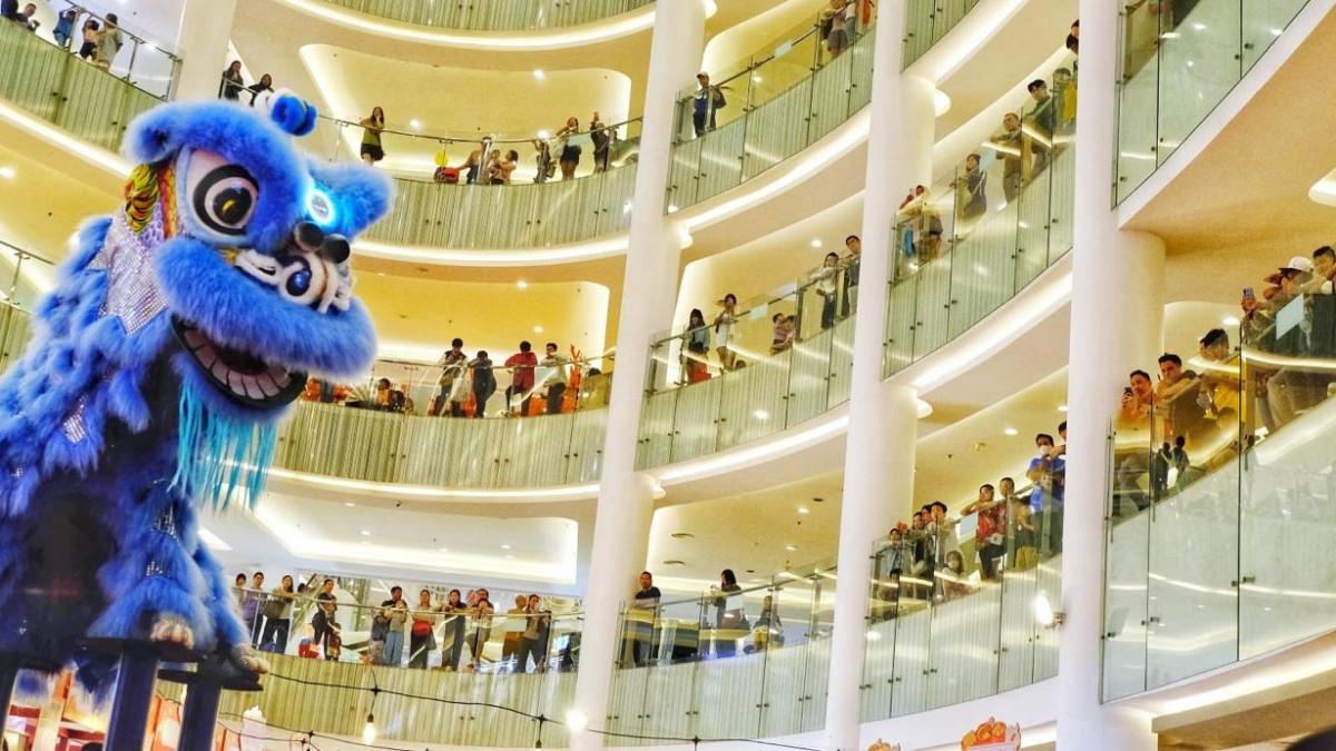 Kemeriahan atraksi barongsai menjadi pusat perhatian pengunjung yang memadati setiap lantai mal untuk menyaksikan perpaduan gerakan dinamis dan koordinasi tingkat tinggi