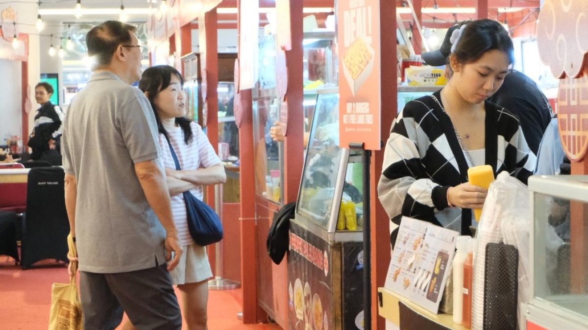 Pengunjung dapat menikmati beragam hidangan tradisional dan kudapan favorit di bazar kuliner khas Imlek yang dirancang untuk melengkapi suasana kebersamaan keluarga.