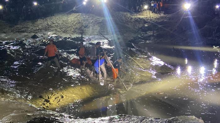 Tim SAR Gabungan mengevakuasi korban tenggelam digigit buaya di Kolong Dusun Mempiu, Desa Cerucuk, Kecamatan Badau, Kabupaten Belitung pada Senin (9/2/2026) malam. (IST/dok Tim SAR Gabungan)