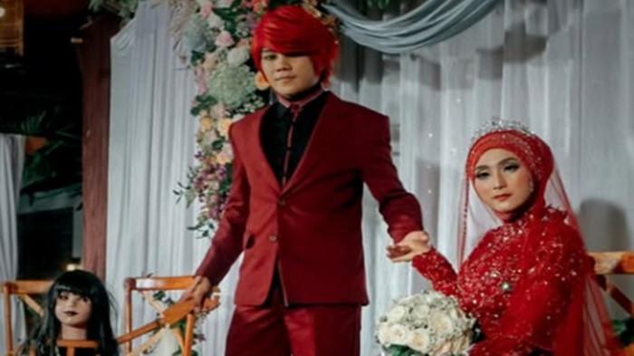 KABAR DUKA - Potret pernikahan Pesulap Merah dan istrinya. Kabar duka dari Marcel Radhival atau dikenal Pesulap Merah yang mengabarkan sang istri Tika Mega Lestari, meninggal dunia tadi pagi, Selasa (27/1/2026)