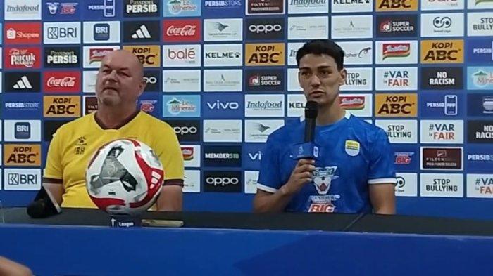 PERSIB BANDUNG - (dari kiri) Pelatih Persib Bandung, Bojan Hodak, dan pemain Persib Bandung, Federico Barba saat konferensi pers, Sabtu (20/12/2025). Menurut bek andalan Persib Bandung asal Italia, Federico Barba, menjamu Bhayangkara FC pada Super League 2025/2026, di Stadion GBLA, Minggu (21/12/2025) akan menjadi laga sulit.