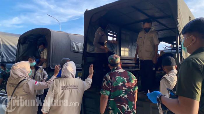 PMI ILEGAL DIDEPORTASI - Sebanyak 217 WNI deportan dari Tawau, Malaysia, tiba di Pelabuhan Tunon Taka, Nunukan, Selasa (10/2/2026). Mereka masuk dan bekerja di Malaysia melalui jalur tidak resmi atau sebagai Pekerja Migran Indonesia (PMI) nonprosedural.