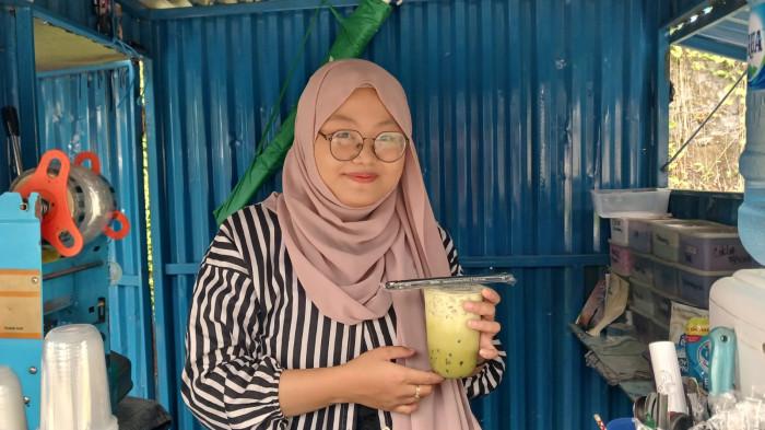 LIPUTAN UMKM - Owner Kingsa Boba, Wianda Astia Rahman. Boothnya ada di Kampus C Poltekkes Kemenkes, Jalan Manguni Raya, Kelurahan Malendeng, Kecamatan Paal Dua, Kota Manado, Sulawesi Utara.