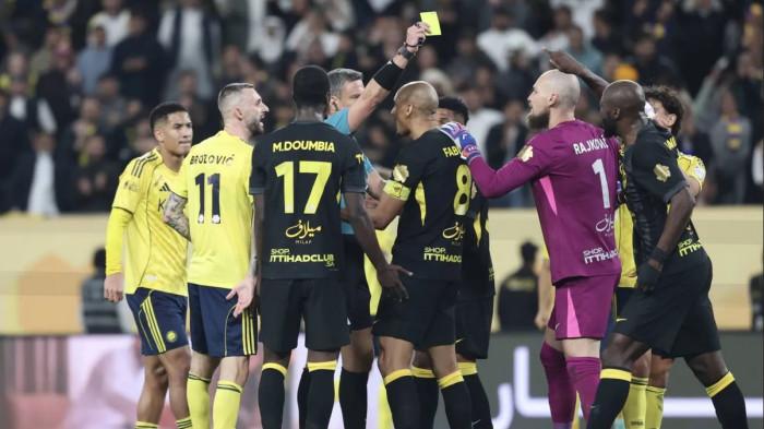 PROTES WASIT - Para pemain Al Ittihad melayangkan protes dalam pertandingan melawan Al Nassr di pekan ke-21 Liga Arab Saudi 2025/2026, Sabtu (7/2/2026). Kontroversi menyelimut kemenangan 2-0 yang didapat Al Nassr atas Al Ittihad.
