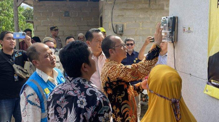 Bupati Bangka Tengah, Algafry Rahman didampingi anggota DPR RI Bambang Pattijaya dan jajaran PT PLN mengisi token listrik rumah warga di Desa Kurau Timur, Koba, Jumat (28/10/2022).