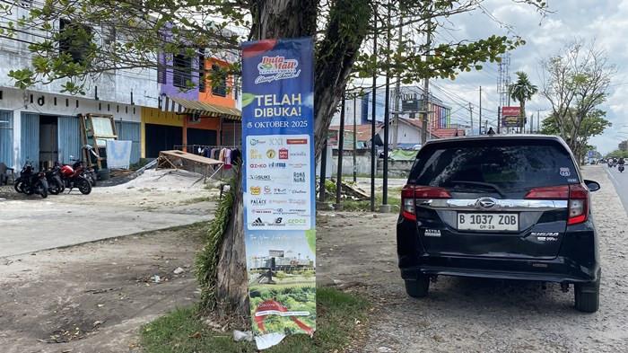 BALIHO – Spanduk promosi terpasang di pohon di kawasan Jalan G Obos, Palangka Raya, Selasa (10/2/2026). Pemkot menyiapkan penertiban baliho liar yang dipasang tidak sesuai aturan.
