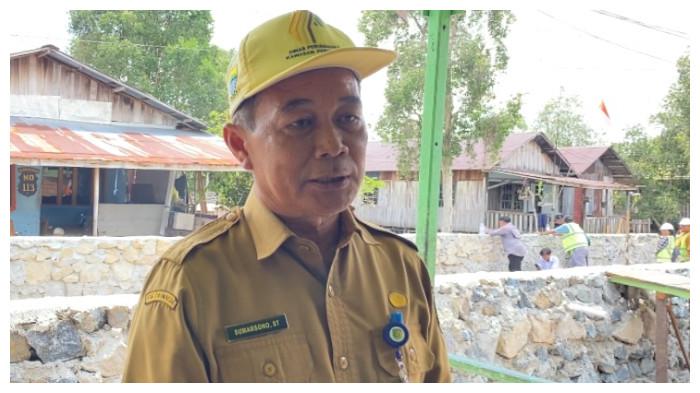 WAWANCARA - Kepala Dinas Perkimtan Kota Palangka Raya, Sumarsono, memberikan keterangan usai meninjau pengerjaan peninggian Jalan Pelatuk 6, Selasa (5/8/2025) lalu.