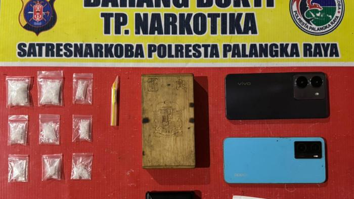 BARANG BUKTI - Satresnarkoba Polresta Palangka Raya menangkap dua pria inisial HA dan AS dalam pengungkapan kasud narkoba dengan barang bukti sabu seberar 11,91 gram, Senin (9/2/2026).