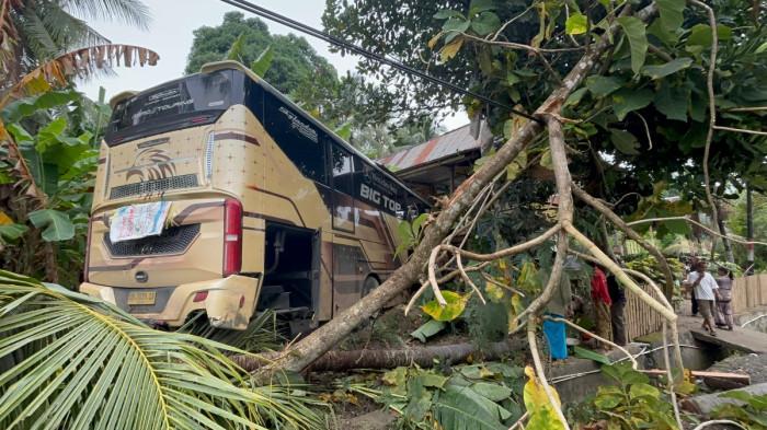 Sebuah bus alami kecelakaan lalu lintas di Polman