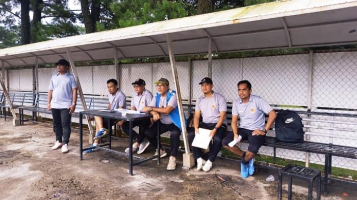 SELEKSI PEMAIN SFC - Tim kepelatihan Sriwijaya FC yang dikomandoi coach Iwan Setiawan bersama pelatih kiper Gary Anggrana, coach Tedi Berlian, coach Joe Berry, coach Lutfi memantau seleksi pemain pada TC di Sawangan, Depok Jawa Barat. Elang Andalas telah siap dengan komposisi pemain anyar untuk menjalani putaran ketiga Pegadaian Championship 2025/26.