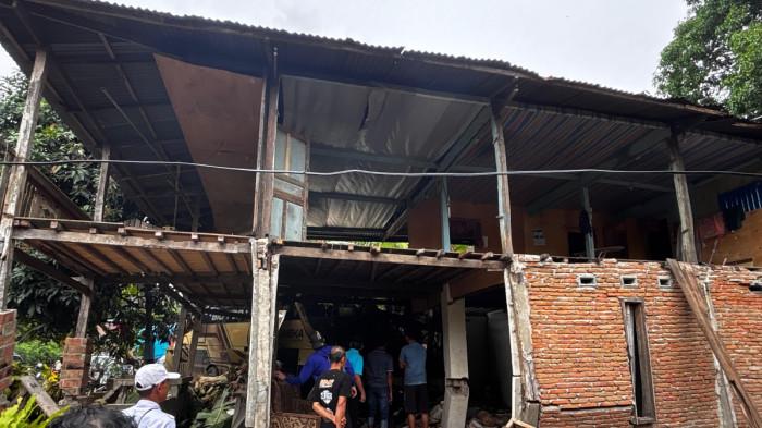 BUS TABRAK RUMAH - Sebuah bus alami kecelakaan lalu lintas di Jl Trans Sulawesi, Desa Laliko, Kecamatan Campalagian, Kabupaten Polman, Sulbar, Rabu (11/2/2026). Bus dengan nomor polisi DD 7039 SA ini menabrak rumah panggung milik warga di sisi jalan.