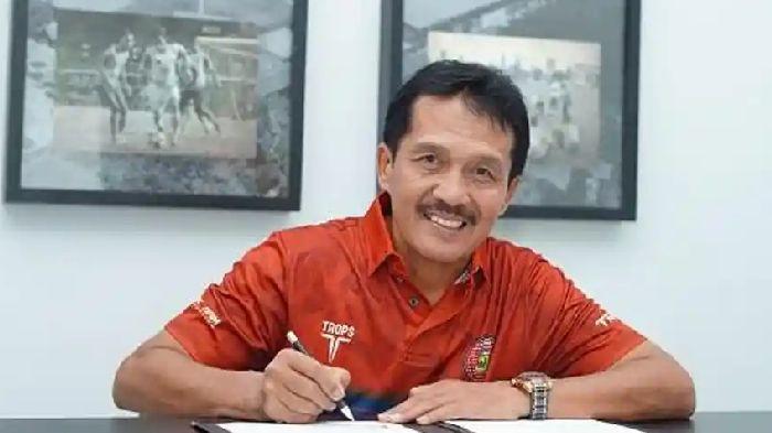 JAYA HARTONO - Pelatih Persiraja Banda Aceh, Jaya Hartono. Presiden Persiraja Banda Aceh, H. Nazaruddin Dek Gam resmi menunjuk Jaya Hartono sebagai pelatih kepala untuk menangani Laskar Rencong mulai putaran ketiga Championship 2025/26. Penunjukan tersebut ditandai dengan penandatanganan kontrak yang telah dilakukan di Banda Aceh pada Selasa (3/2/2026). (Serambinews.co/HO)