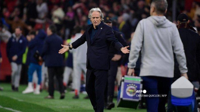 Pelatih Fenerbahce asal Portugal Jorge Jesus memberi isyarat selama pertandingan sepak bola leg pertama babak 16 besar Liga Eropa UEFA antara Sevilla FC dan Fenerbahce SK di stadion Ramon Sanchez-Pizjuan di Seville pada 9 Maret 2023.