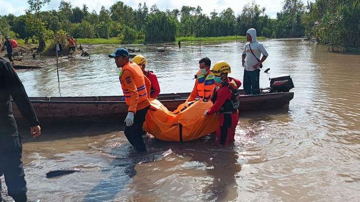 JASAD JAUHARI DITEMUKAN - Evakuasi jasad Jauhari setelah ditemukan tersangkut di jaring ikan, Rabu (11/2/2026). Jauhari sebelumnya dikabarkan hilang diduga diterkam buaya saat memanding di kawasan Sungai Mendo, Kecamatan Mendo Barat, Selasa (10/2/2026) malam.