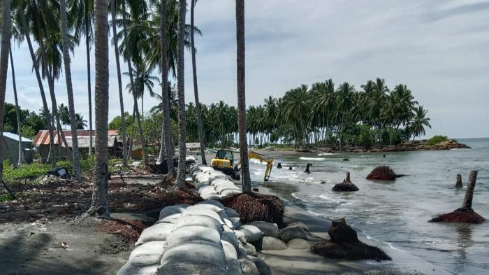 Pemasangan geobag di pesisir pantai Mes Dusun Pambutungang