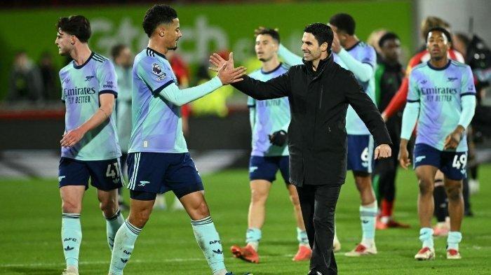 ARSENAL DIPREDIKSI IMBANG - Manajer Arsenal asal Spanyol Mikel Arteta (Kanan) merayakan kemenangan bersama bek Arsenal asal Prancis #02 William Saliba di akhir pertandingan sepak bola Liga Primer Inggris antara Brentford dan Arsenal di Stadion Komunitas Gtech di London pada 1 Januari 2025. (Foto Arsip, Januari 2025)