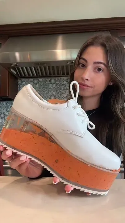 Nyeleneh! Kari Ayam Disajikan di Dalam Sol Sepatu