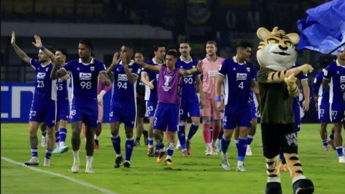 SELEBRASI - Pemain Persib melakukan selebrasi keliling lapangan menyapa ribuan bobotoh di tribun di Stadion Gelora Bandung Lautan Api (GBLA), Kota Bandung, Jawa Barat, Rabu (10/12/2025).