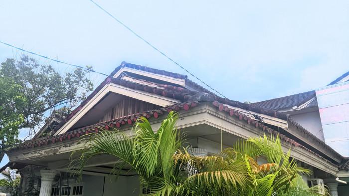 GENTENGISASI PRABOWO -- Potret genteng rumah Idun Sahi. Warga Kelurahan Buladu, Kota Gorontalo ini mengungkap pengalamannya memakai genteng sejak tahun 2002 silam. (Sumber Foto: TribunGorontalo.com/Herjianto Tangahu)