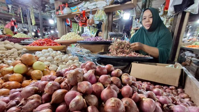 HARGA BAHAN POKOK- Ani salah satu pedang sayur dan sembako saat diwawancarai TribunKaltara.com di Pasar Gusher Tarakan Kalimantan Utara, Rabu (11/2/2026).