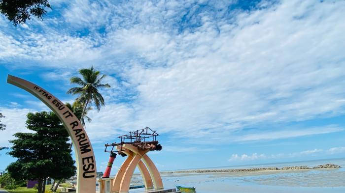 Tugu Selamat Datang di ujung Bandar Udara Utarom Kaimana, Papua Barat, Jumat (6/2/2026).