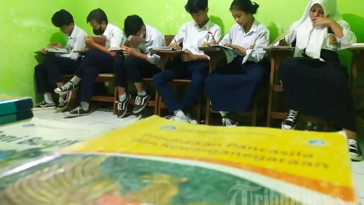 KUNCI JAWABAN PKN - Sejumlah siswa SMP PGRI 6 belajar di ruang kelas bekas musala di SDN 205 Neglasari, Jalan Sadangserang, Kota Bandung, Jawa Barat, Selasa (9/8/2022)