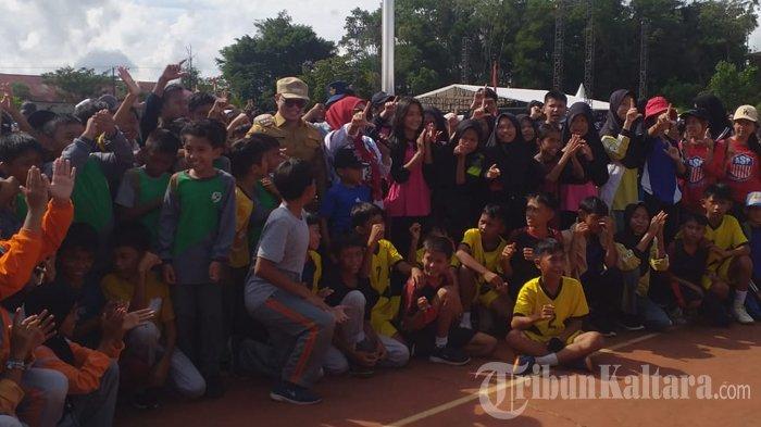Bupati Tana Tidung, Ibrahim Ali bersama anak-anak yang memeriahkan IRAU Ke Tujuh dan  HUT Ke-17 Kabupaten Tana Tidung 2024 di Lapangan RTH Joesoef Abdullah, Selasa (30/7/2024). (TribunKaltara.com/Rismayanti)
