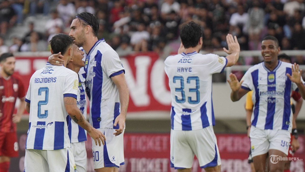 SELEBRASI - Pesepak bola Persib Bandung, Andrew Jung (kedua kiri) merayakan gol bersama rekannya saat melawan Persis Solo dalam matchday 19 Super League di Stadion Manahan, Solo, Sabtu (31/1/2026) sore. Persib Bandung menang tipis atas Persis dengan skor 1-0 berkat gol Andrew Jung pada menit ke-39. TribunSolo/Muhammad Nursina
