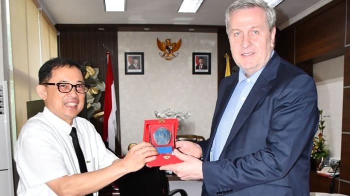 KERJASAMA - Rektor Unsrat Prof. Dr. Ir. Oktovian B.A. Sompie melakukan pertemuan dengan Founder & CEO JANZZ Technology (Swiss) Stefan Winzenried, Senin (9/2/2026) pagi. Pertemuan tersebut berlangsung di Gedung Rektorat Unsrat Manado.