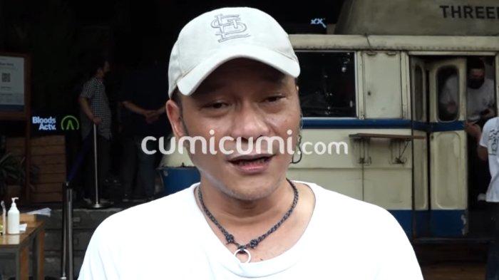 Iwa K meradang usai muncul tudingan bahwa dirinya adalah ayah kandung putra Denada, Ressa Rizky Rossano.