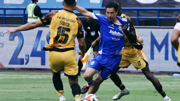 MENGGIRING BOLA - Pemain Persib Bandung, Thom Haye menggiring bola saat melawan Persija di Stadion Gelora Bandung Lautan Api dalam lanjutan Super League 2025/2026, Minggu (11/1/2026) sore WIB.