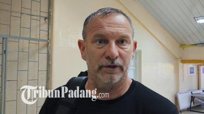 BRI SUPER LEAGUE- Pelatih Semen Padang FC, Dejan Antonic, memberikan keterangan kepada awak media usai memimpin latihan di Stadion Haji Agus Salim, Padang, Rabu (11/2/2026). Dejan menyebut timnya akan membawa 22 hingga 24 pemain untuk menghadapi Arema FC pada pekan ke-21 di Stadion Kanjuruhan, Malang.