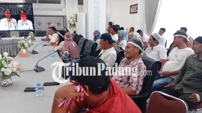 DEMO PEDAGANG- Perwakilan pedagang Pasar Raya Padang menyampaikan keluhan kepada awak media saat aksi unjuk rasa di depan Rumah Dinas Wali Kota Padang, Senin (9/2/2026). Para pedagang memprotes kebijakan relokasi ke basement Pasar Raya Fase VII yang dinilai sepi pengunjung dan berdampak pada menurunnya pendapatan.