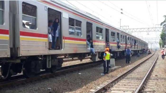 KERETA LISTRIK - Foto Kereta Listrik (KRL) terhenti karena listrik pada di Jatinegara, Jakarta Timur, Minggu (4/8/2019). Proyek kereta listrik Surabaya Regional Railway Line (SRRL) menjadi salah satu agenda strategis pemerintah Daerah di Jawa Timur saat ini.