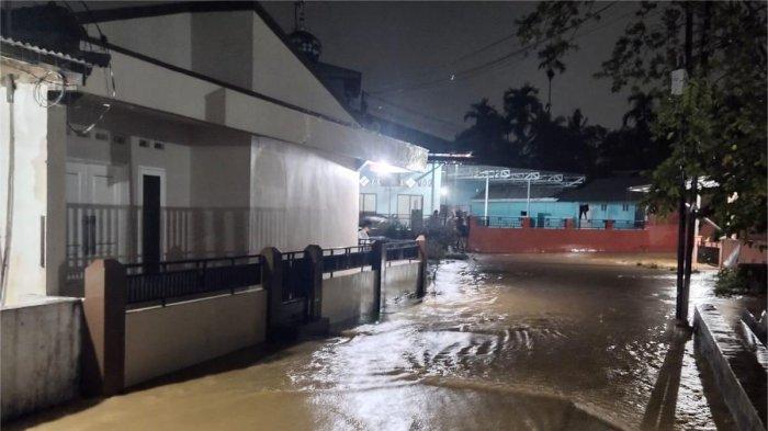 BANJIR DI PADANG- Penampakan genangan air merendam kawasan Jalan Pirus, Kelurahan Ampalu Nan XX, Kecamatan Lubuk Begalung, Kota Padang, Rabu (11/2/2026) malam.