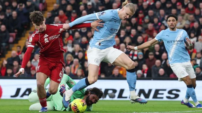 BERDUEL - Penyerang Manchester City, Erling Haaland (tengah) berduel dengan pemain Liverpool pada pertandingan pekan 25 Liga Inggris 2025/2026 di Anfield Stadium, Minggu (8/2) malam WIB.