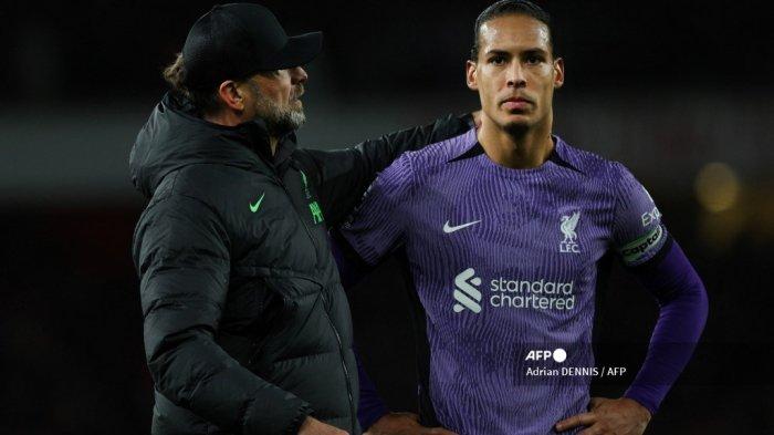 Manajer Liverpool asal Jerman Jurgen Klopp (kiri) menghibur bek Liverpool asal Belanda #04 Virgil van Dijk di akhir pertandingan sepak bola Liga Utama Inggris antara Arsenal dan Liverpool di Stadion Emirates di London pada 4 Februari 2024. Arsenal menang 3 - 1 melawan Liverpool .