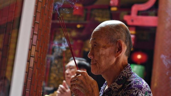 JELANG IMLEK - Warga keturunan Tionghoa membakar dupa saat mengikuti ibadah Shin Shien Jie di Kelenteng Eng An Kiong, Kota Malang, Jawa Timur, Rabu (11/2/2026). Ibadah tersebut dilakukan sebagai ritual mengantar para dewa kembali ke langit menjelang perayaan Tahun Baru Imlek 2577 Kongzili yang jatuh pada Tahun Kuda Api.